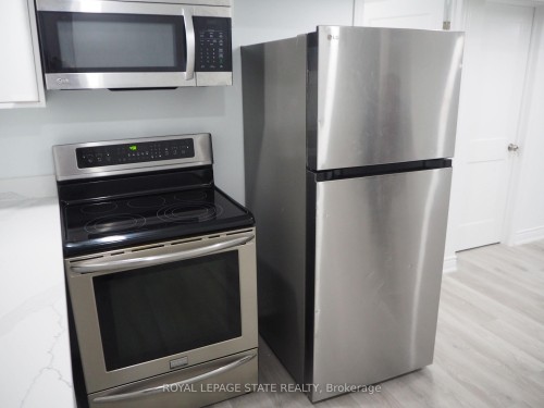 Bsmt-8 Knowles Street, Hamilton, ON - Indoor Photo Showing Kitchen