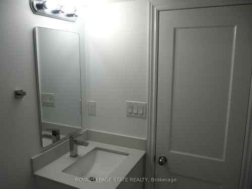 Bsmt-8 Knowles Street, Hamilton, ON - Indoor Photo Showing Bathroom