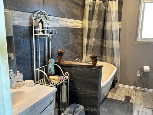 527 Carmello Court, Pickering, ON - Indoor Photo Showing Bathroom