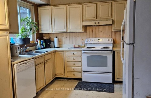 527 Carmello Court, Pickering, ON - Indoor Photo Showing Kitchen With Double Sink