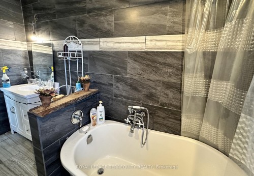527 Carmello Court, Pickering, ON - Indoor Photo Showing Bathroom