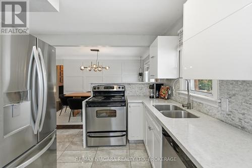5928 Carman Street, Niagara Falls (Church'S Lane), ON - Indoor Photo Showing Kitchen With Double Sink