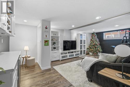 5928 Carman Street, Niagara Falls (Church'S Lane), ON - Indoor Photo Showing Living Room