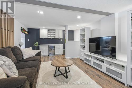 5928 Carman Street, Niagara Falls (Church'S Lane), ON - Indoor Photo Showing Living Room