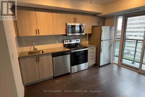 733 - 20 Meadowglen Place, Toronto, ON - Indoor Photo Showing Kitchen