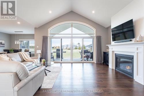 5 Breanna Boulevard, Oro-Medonte, ON - Indoor Photo Showing Living Room With Fireplace