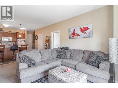 205 Highway 33 E, Kelowna, BC - Indoor Photo Showing Living Room