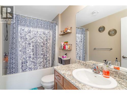 205 Highway 33 E, Kelowna, BC - Indoor Photo Showing Bathroom