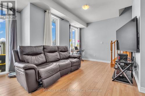 9 - 9601 Jane Street, Vaughan, ON - Indoor Photo Showing Living Room