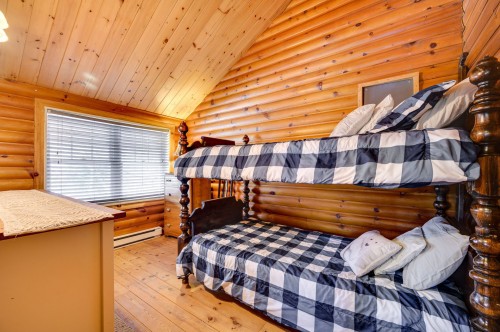 Bedroom - 6884 Rue De La Rivière, Val-Morin, QC - Indoor Photo Showing Bedroom
