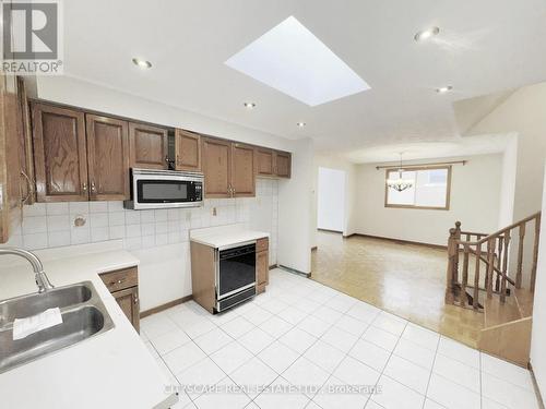 Kitchen - 7 Quincy Court, Hamilton, ON - Indoor Photo Showing Kitchen With Double Sink