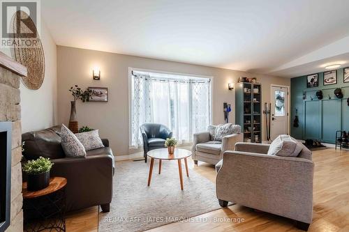 4239 County Rd 11 Road, South Stormont, ON - Indoor Photo Showing Living Room