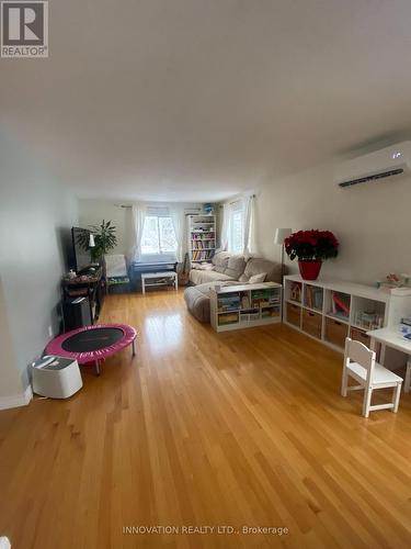 Bright Main floor living with hardwood floors - 58 - 122 Castlegreen Private, Ottawa, ON - Indoor Photo Showing Living Room