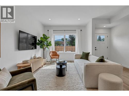687 Victoria Drive Unit# 101, Penticton, BC - Indoor Photo Showing Living Room