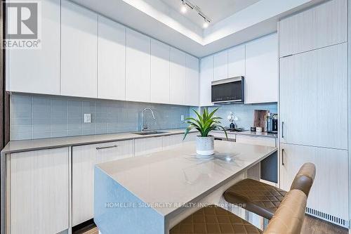 709 - 2481 Taunton Road, Oakville, ON - Indoor Photo Showing Kitchen