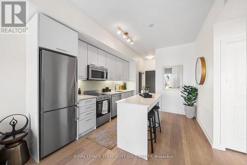 1901 - 105 George Street, Toronto, ON - Indoor Photo Showing Kitchen With Upgraded Kitchen