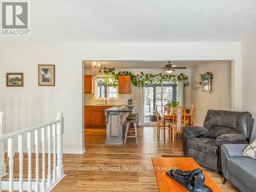 240135 Wilcox Side Road, Georgian Bluffs, ON - Indoor Photo Showing Living Room