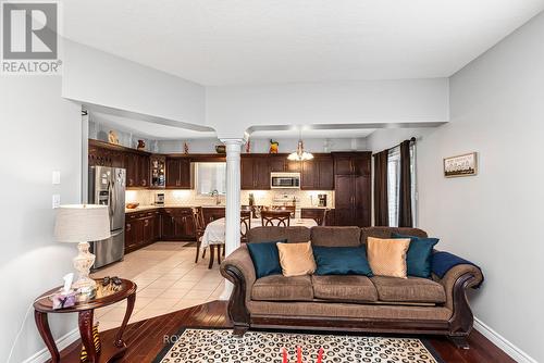 102 Erika Crescent, Hamilton, ON - Indoor Photo Showing Living Room