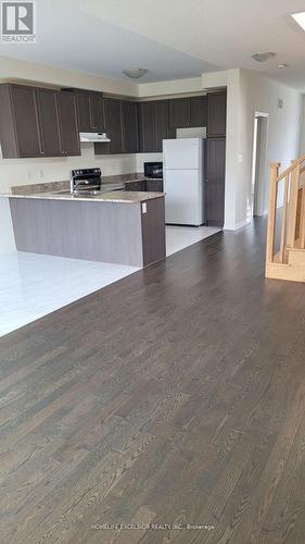 Kitchen with breakfast bar - 192 Tango Crescent, Newmarket, ON - Indoor Photo Showing Kitchen