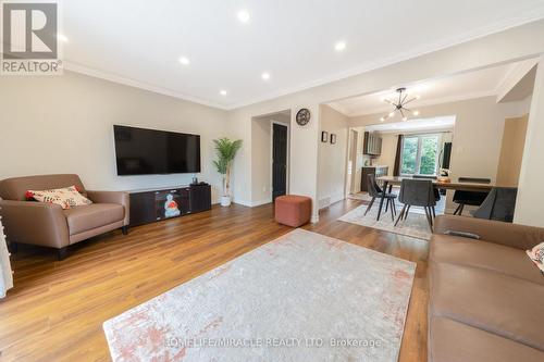 1548 Westminster Place, Burlington, ON - Indoor Photo Showing Living Room
