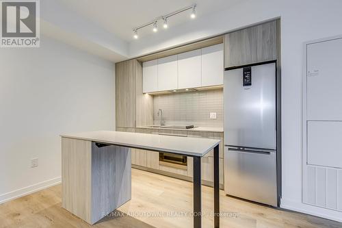 1106 - 395 Square One Drive, Mississauga, ON - Indoor Photo Showing Kitchen