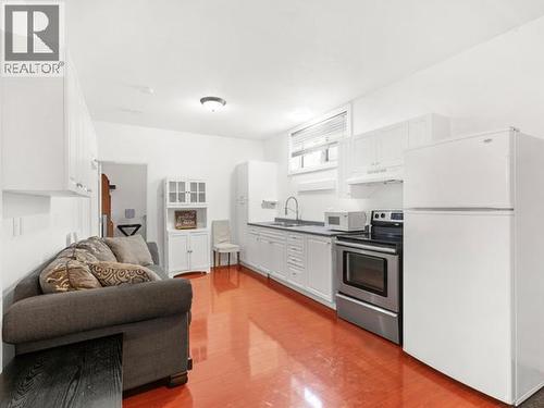 40 Stope Way, Whitehorse, YT - Indoor Photo Showing Kitchen