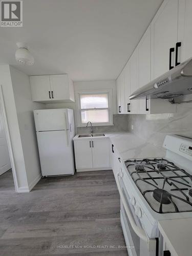 271 Conestoga Avenue, Richmond Hill, ON - Indoor Photo Showing Kitchen With Double Sink