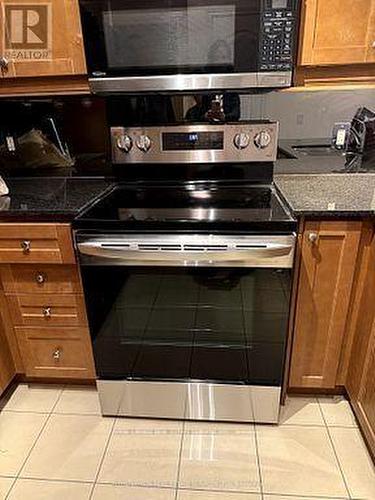 new stove - 402 - 319 Merton Street, Toronto, ON - Indoor Photo Showing Kitchen
