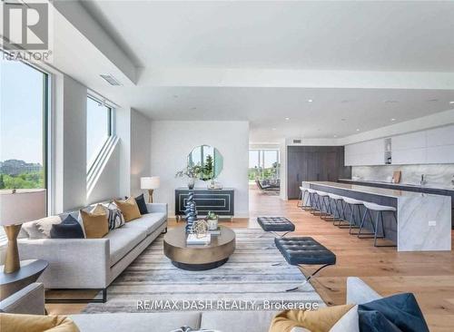 806 - 151 Avenue Road, Toronto, ON - Indoor Photo Showing Living Room