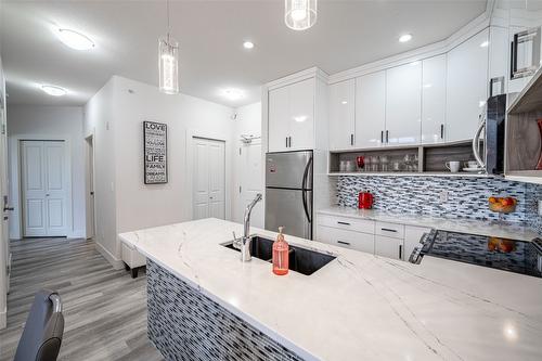 405-3205 Skyview Lane, West Kelowna, BC - Indoor Photo Showing Kitchen With Upgraded Kitchen