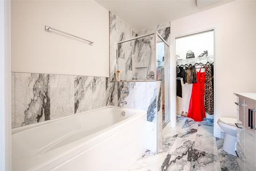 405-3205 Skyview Lane, West Kelowna, BC - Indoor Photo Showing Bathroom