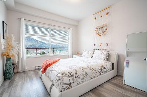 405-3205 Skyview Lane, West Kelowna, BC - Indoor Photo Showing Bedroom