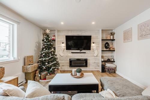 Living room - 116 Rue Rémi-Dansereau, Beloeil, QC - Indoor Photo Showing Living Room