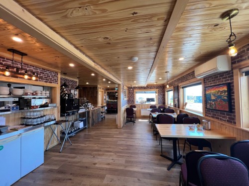 Restaurant - 15 Rue Des Bouleaux, Caplan, QC - Indoor Photo Showing Other Room