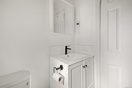 3350 Limerick Rd, Duncan, BC - Indoor Photo Showing Laundry Room