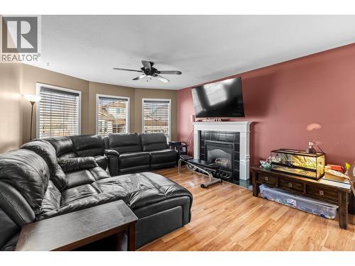 555 Glenmeadows Road Unit# 38, Kelowna, BC - Indoor Photo Showing Living Room With Fireplace