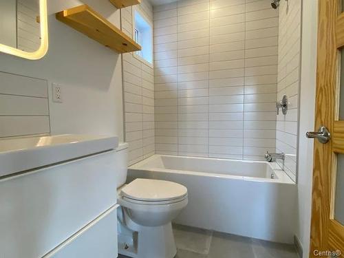 Bathroom - 51 2E Avenue, Montréal (Lasalle), QC - Indoor Photo Showing Bathroom