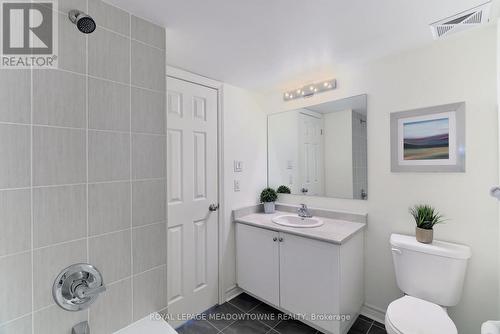 1704 - 2420 Baronwood Drive, Oakville, ON - Indoor Photo Showing Bathroom