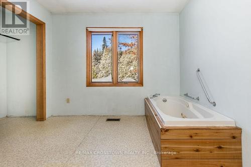 12036 County Rd 27, Springwater, ON - Indoor Photo Showing Bathroom