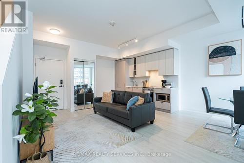415 Webb Drive, Mississauga, ON - Indoor Photo Showing Living Room
