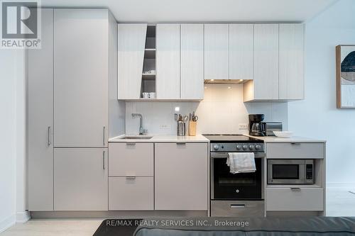 415 Webb Drive, Mississauga, ON - Indoor Photo Showing Kitchen