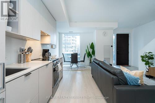 415 Webb Drive, Mississauga, ON - Indoor Photo Showing Kitchen