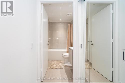 415 Webb Drive, Mississauga, ON - Indoor Photo Showing Bathroom