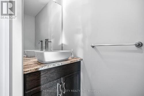 1999 Maddex Way, London North (North B), ON - Indoor Photo Showing Bathroom