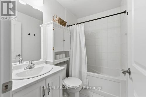 33 Barley Lane, Hamilton, ON - Indoor Photo Showing Bathroom