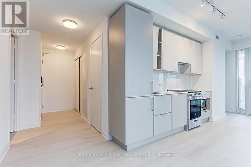 2103 - 3900 Confederation Parkway, Mississauga, ON - Indoor Photo Showing Kitchen