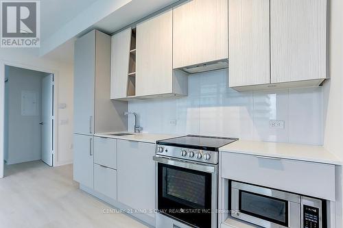 2103 - 3900 Confederation Parkway, Mississauga, ON - Indoor Photo Showing Kitchen