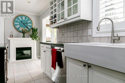 20 Meander Close, Hamilton, ON - Indoor Photo Showing Kitchen