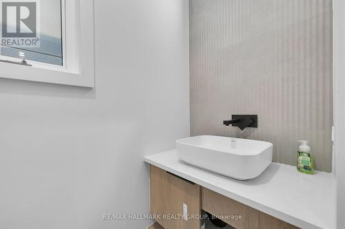 481 Wentworth Avenue, Ottawa, ON - Indoor Photo Showing Bathroom