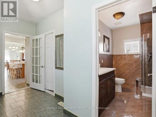 81 Simcoe Street E, Hamilton, ON - Indoor Photo Showing Bathroom